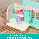 GABBY'S DREAMWORKS PUPPENHAUS – Deluxe-Zimmer, Cakey-Konditorei, Kuchi-Küche (rumänisch: Cakey), 3 Möbelstücke und 2 Überraschungsboxen mit Zubehör, geeignet für Kinder ab 3 Jahren
