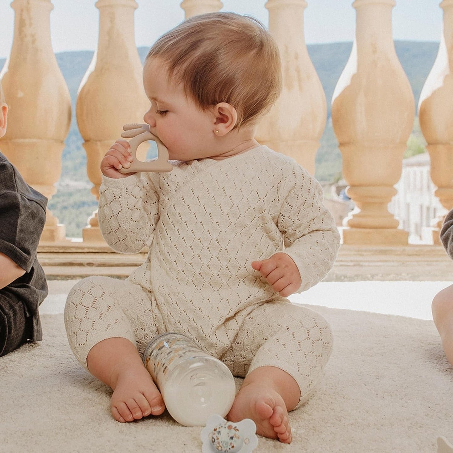 Suavinex-Geschenkset für Neugeborene. 4-teiliges Set bestehend aus: Physiologischer SX Pro-Schnuller für Babys von 0 bis 6 Monaten + Schnullerhalter + Duo-Schnullerhülle + Beißring aus Silikon. Wunderland, beige