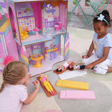 KidKraft Puppenhaus Candy Castle aus Holz mit Möbeln und Zubehör, Einhorn-Lama-Figurenhaus, Eistüten-Aufzug und Gummibärchen-Stuhl für Puppen, Spielzeug für Kinder ab 3 Jahren, 20242