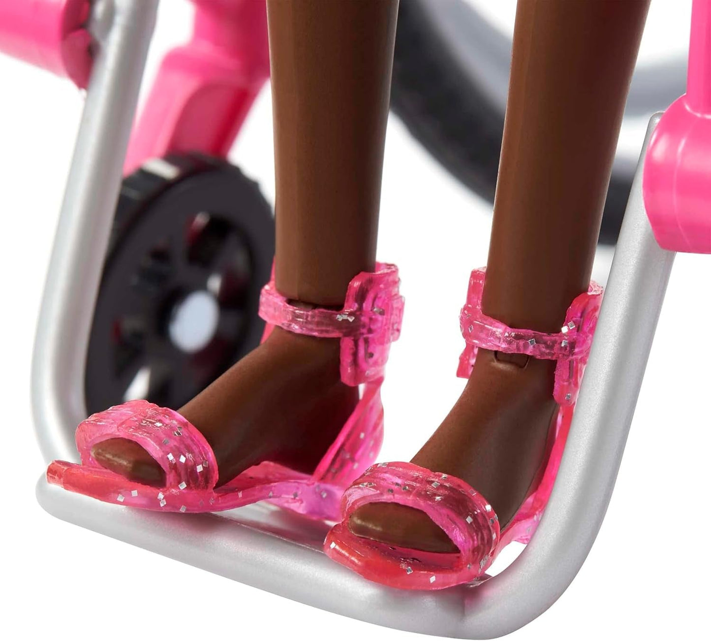 Barbie Fashionistas, schwarzes Haar, bunter Overall, Rollstuhlrampe, Rollstuhlpuppe im Lieferumfang enthalten, Geschenk für Kinder, Spielzeug, ab 3 Jahren, HJT14