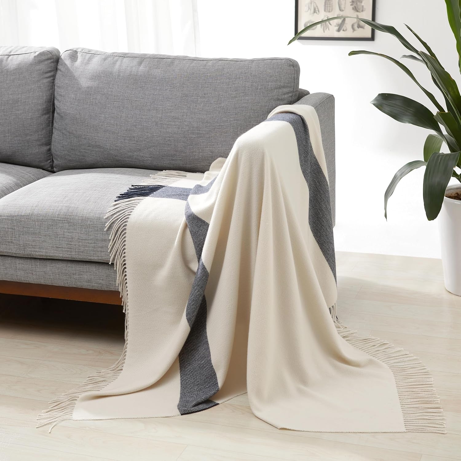 Amazon Basics Überwurfdecke, leichtes, recyceltes Polyester, Raumdekor-Kuscheldecke, 127 x 152 cm, Elfenbeinweiß mit blauem Karomuster. Betten und Decken. Besuchen Sie den Amazon Basics-Store. Elfenbeinweiß mit blauem Karomuster
