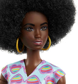 Barbie Fashionistas, schwarzes Haar, bunter Overall, Rollstuhlrampe, Rollstuhlpuppe im Lieferumfang enthalten, Geschenk für Kinder, Spielzeug, ab 3 Jahren, HJT14