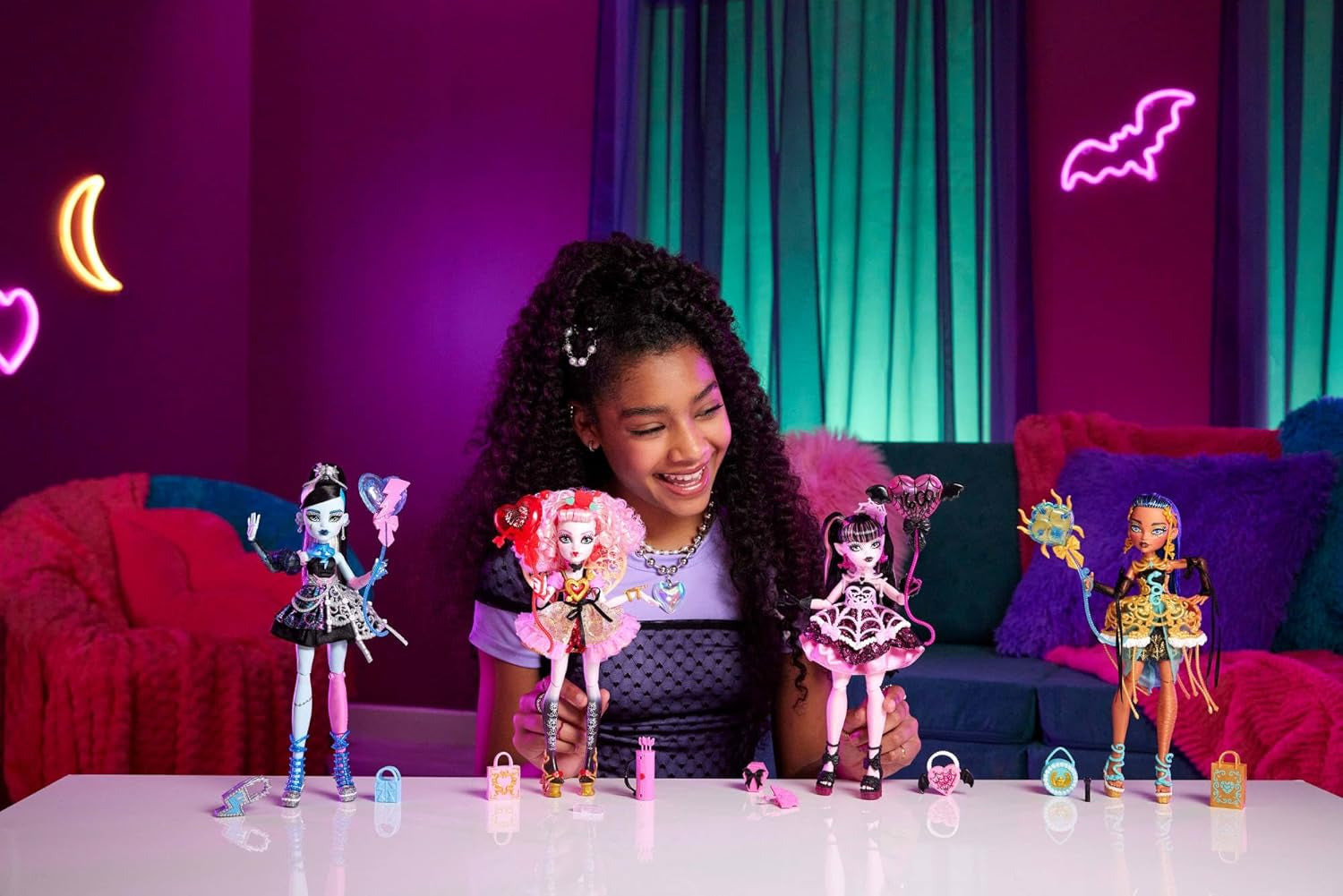Gruselige und süße Monster High-Geburtstagspuppe Draculaura in einem rosa Partykleid mit thematischen Accessoires wie Einladung, Ballon, Geschenk, Fans und mehr, JBG74