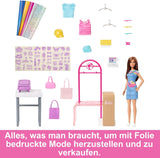 Barbie Fashion Boutique Spielset – Puppe mit Folienmuster, über 150 originelle Looks, inklusive 2 Blusen und 5 Folienlaken, Kleiderständer und Kreditkartenleser, ab 3 Jahren, HKT78