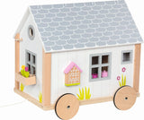 Goki 51477 – Kleines Hygge-Haus aus Holz und Stoff für Mini-Puppen, bewegliches Puppenhaus im skandinavischen Stil, 38 cm x 27 cm x 33 cm, 40er-Set, ab 3 Jahren. Puppenhäuser Naty Shop