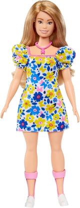Barbie Fashionistas-Puppe, entwickelt mit der National Down Syndrome Society, mit blonden Haaren und einem modernen Outfit in einem Blumenkleid und weißen Turnschuhen, ab 3 Jahren, HJT05