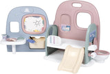 Smoby – Babypflege Puppenkindergarten – Puppenspielzentrum Kindergarten + Kindergarten Alltag – Zusammenklappbarer Spielbereich mit 360°-Drehung – 6 Zubehörteile – Hergestellt aus 90 % recyceltem Material in Frankreich, ab 3 Jahren