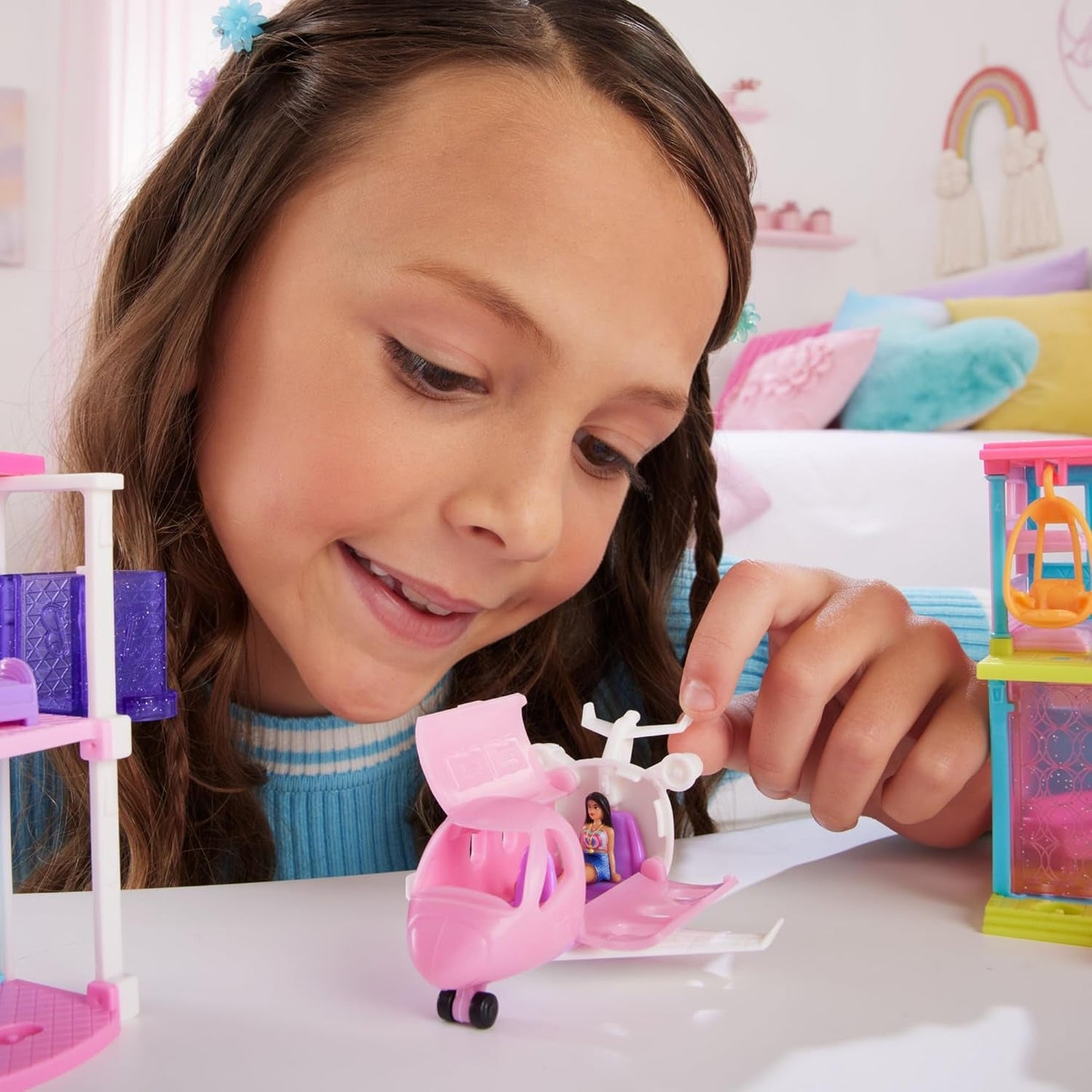 Mini BarbieLand Barbie-Puppen- und Spielzeugfahrzeug-Sets, 1,5-Zoll-Puppe und kultiges Überraschungsspielzeugfahrzeug mit Farbwechsel, HYF40
