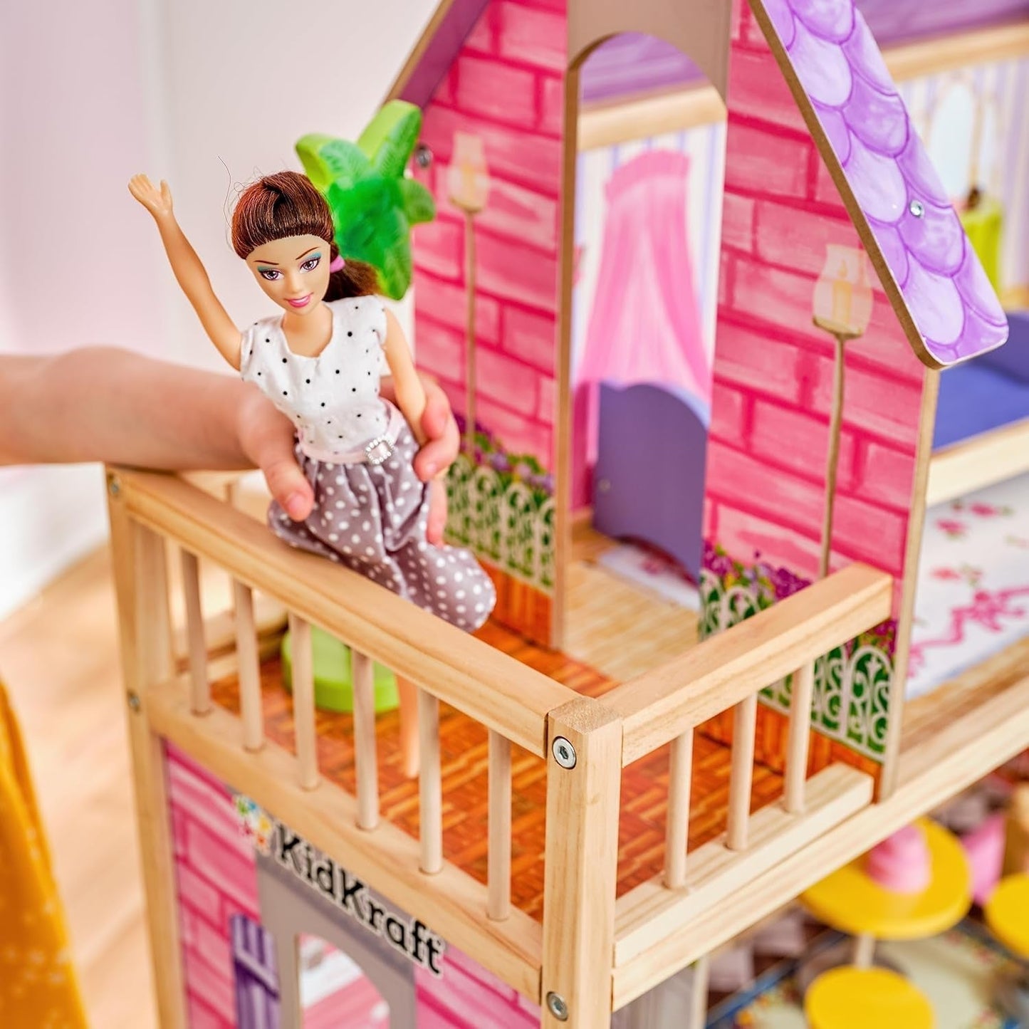 Kidkraft Kayla Holzpuppenhaus mit Möbeln und Zubehör, 3-stöckiges Spielset für 30-cm-Puppen, Spielzeug für 3-Jährige, 65092 – Exklusiv im Naty Shop von Amazon Dollhouses