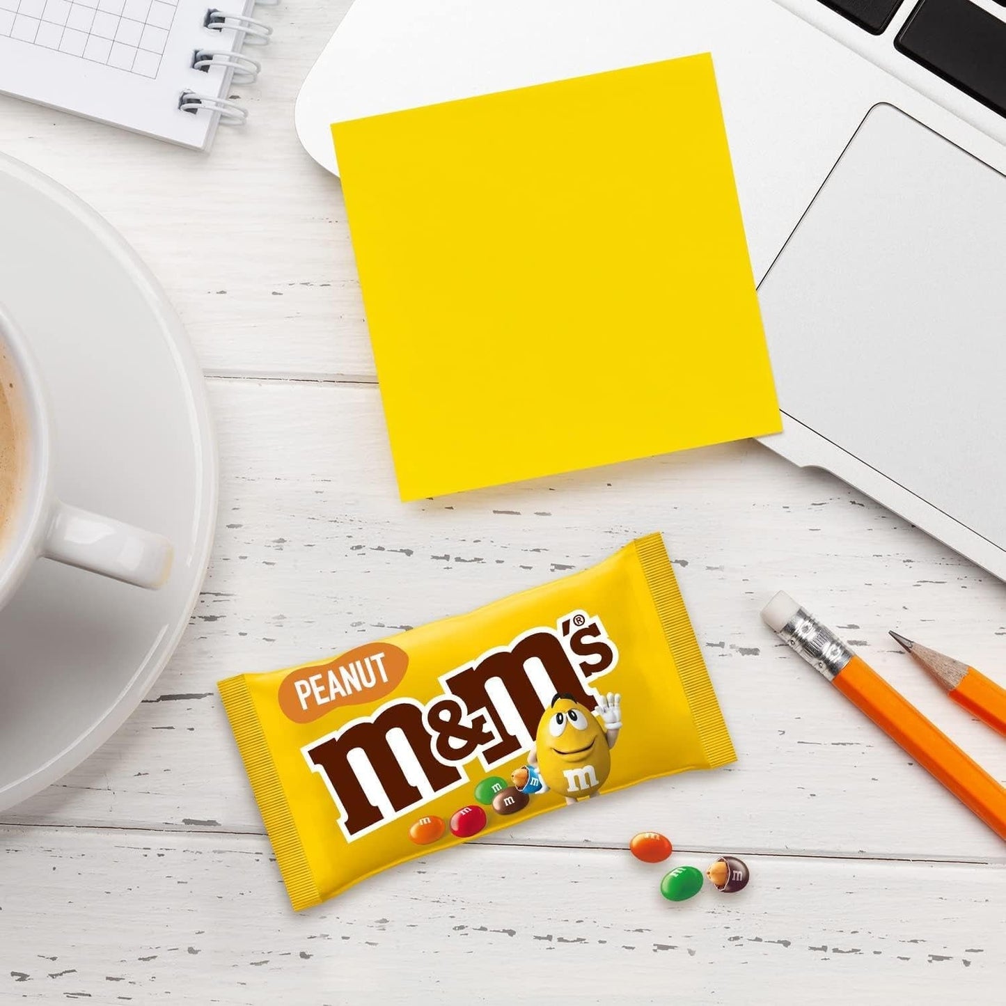 M&M's Erdnuss-Schokoladen-Großpackung, 24 x 45 g Schokoladen-Linsen mit Erdnussgeschmack, Schokoladengeschenk (1080 g), ideal als Leckerbissen zum Thema Fußball
