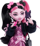 Monster High-Puppe Draculaura in rosa Kleid mit Schleifen und schwarzer Strickjacke mit Fledermaus von Count Fabulous und 7 Accessoires, darunter Ramen, Lippenstift und Tasche, JHK29