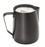 APS Milchkännchen – Hochwertiges Milchkännchen mit Antihaftbeschichtung aus Edelstahl – Perfekt zum Aufschäumen von Milch – Universalkaraffe, schwarz, 600 ml