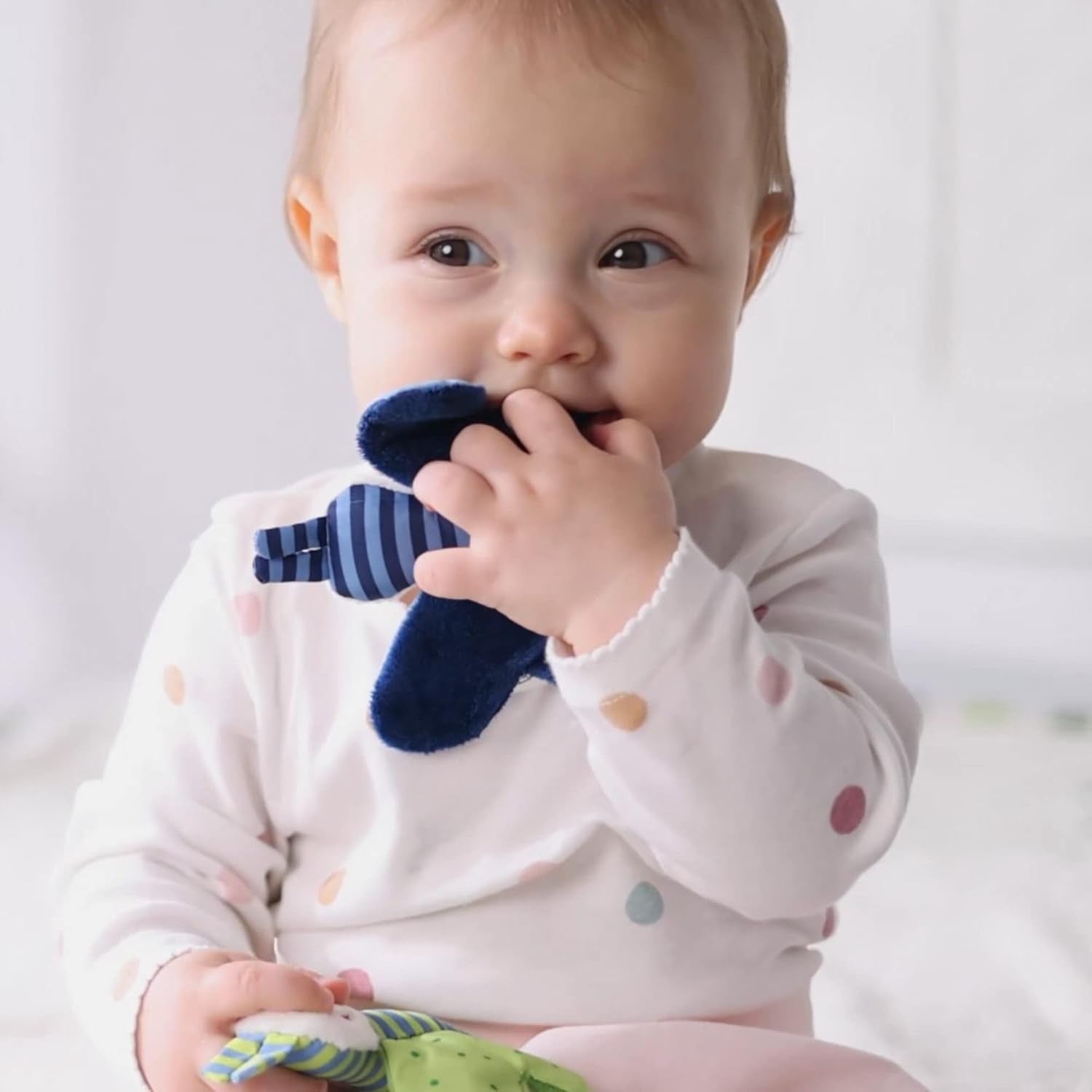 Fehn Knisterseestern – Babyspielzeug zum Greifen und Spielen & Knisterspielzeug für Babys und Kleinkinder ab 0+ Monaten & SIGIKID 41179 Schmetterling Greifling Rot Grün Sterne Babyspielzeug Naty Shop