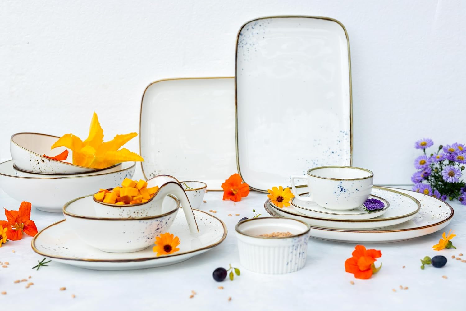 MÄSER Pintar-Serie, hochwertiges 4-Personen-Geschirrset, 16-teilig, offene Glasur, visuelle braune Flecken und feiner Rand, handgefertigtes Porzellan im Vintage-Look