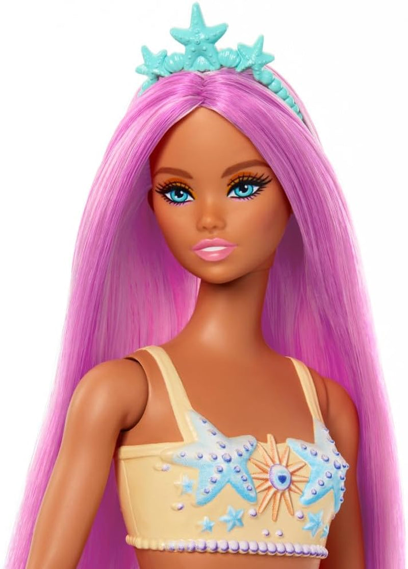Meerjungfrau-Barbie-Puppe mit schickem rosa Haar und Stirnband, Seesternkopf-Puppe und weicher orangefarbener Schwanzflosse, HRR05