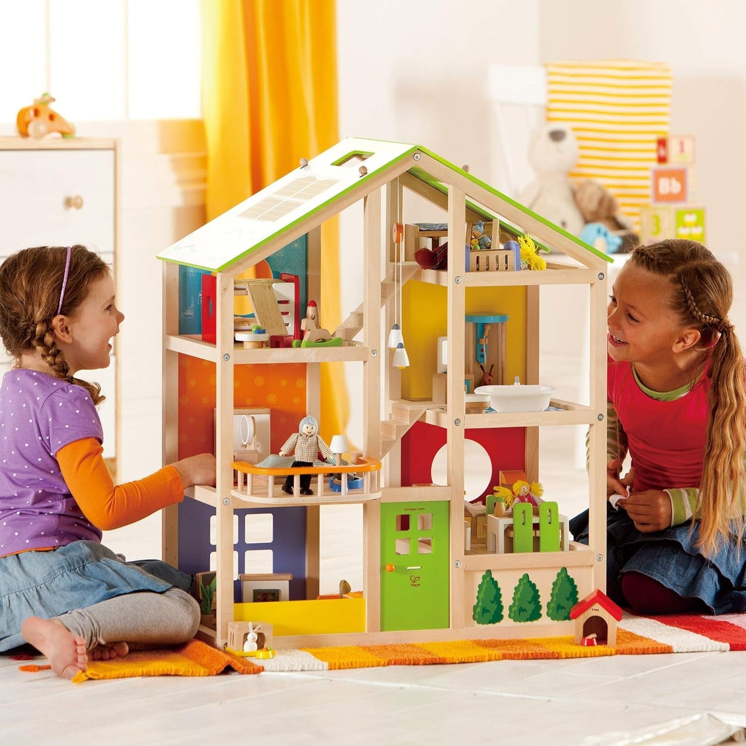 E3401 – Vier-Jahreszeiten-Haus (möbliert), Puppenhaus mit Zubehör, aus Holz und E3459 – Babyzimmer