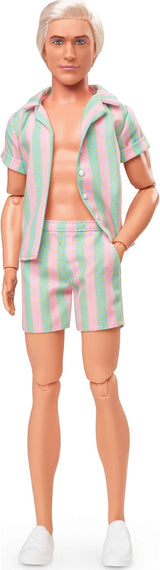 Barbie Movie Ken Barbie-Puppe in pastellrosa und grün gestreifter Strandkleidung, Surfbrett und weißen Turnschuhen, JBJ54