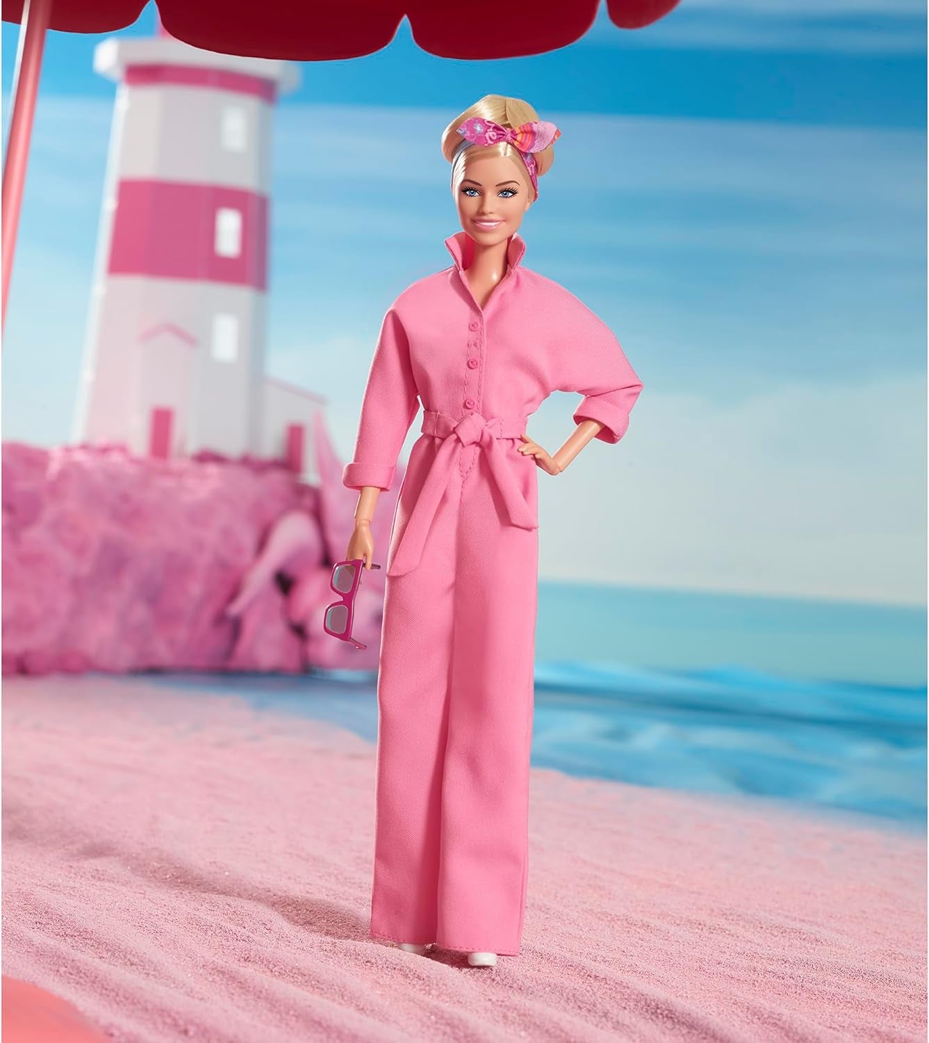 BARBIE THE MOVIE Margot Robbie – Puppe mit Kaugummi-Rosa Jumpsuit, Messy Updo, Sonnenbrille, Kopftuch, Wedge-Sneakers, Sammlerverpackung, für Kinder ab 3 Jahren, HRF29