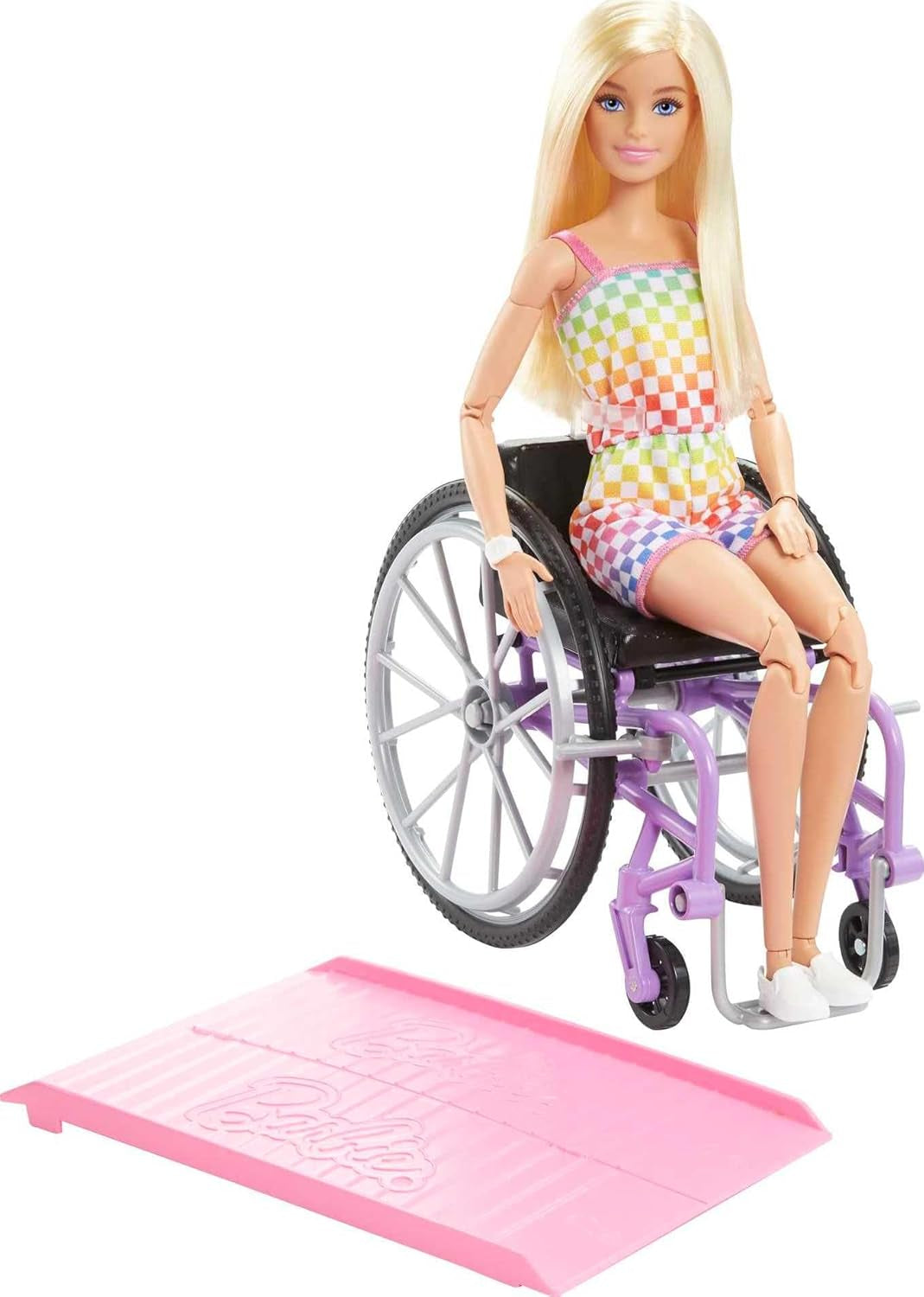 Barbie Fashionista-Puppe, blondes Haar und Regenbogen-Overall, inklusive Rollstuhl und Rampe, Puppengeschenk für Kinder, Spielzeug für Kinder ab 3 Jahren, HJT13