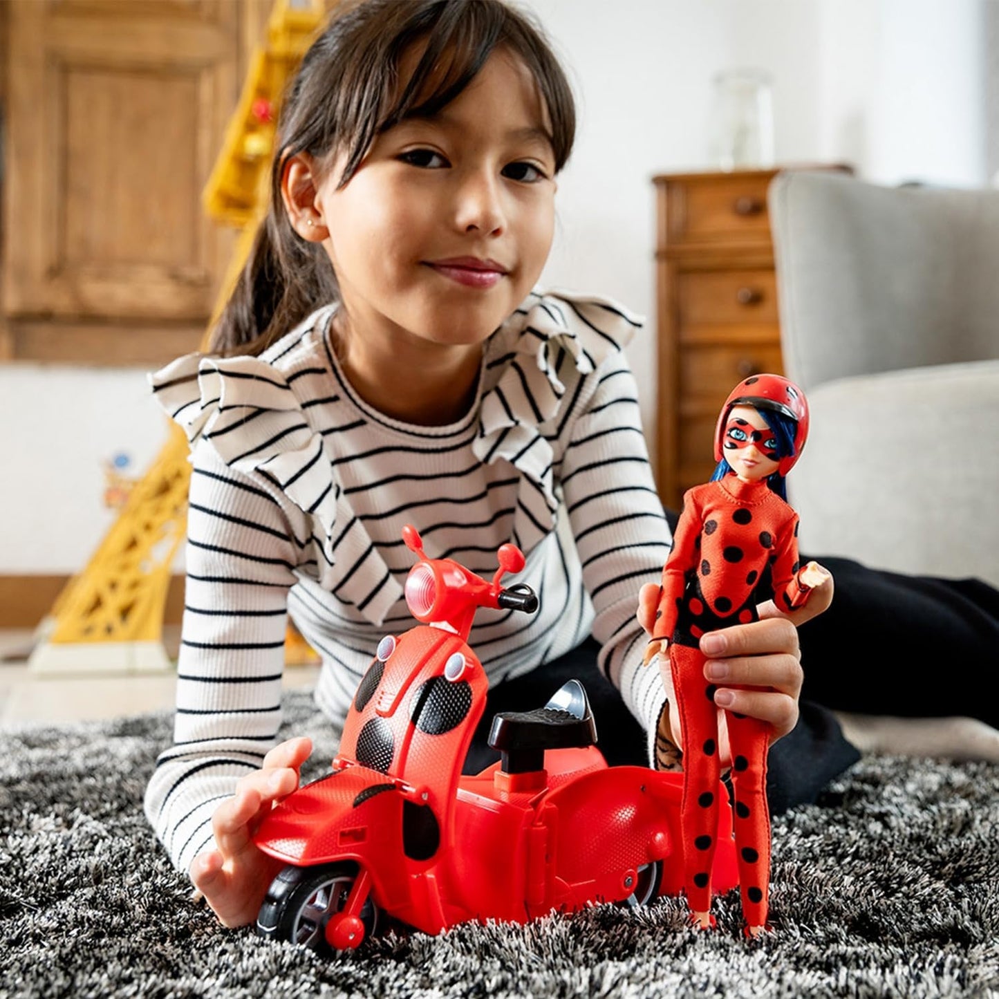 Bandai – Miraculous Ladybug – Miraculous Switch’n Go Scooter + 26 cm große Gelenkpuppe Ladybug Lucky Charm – P50668