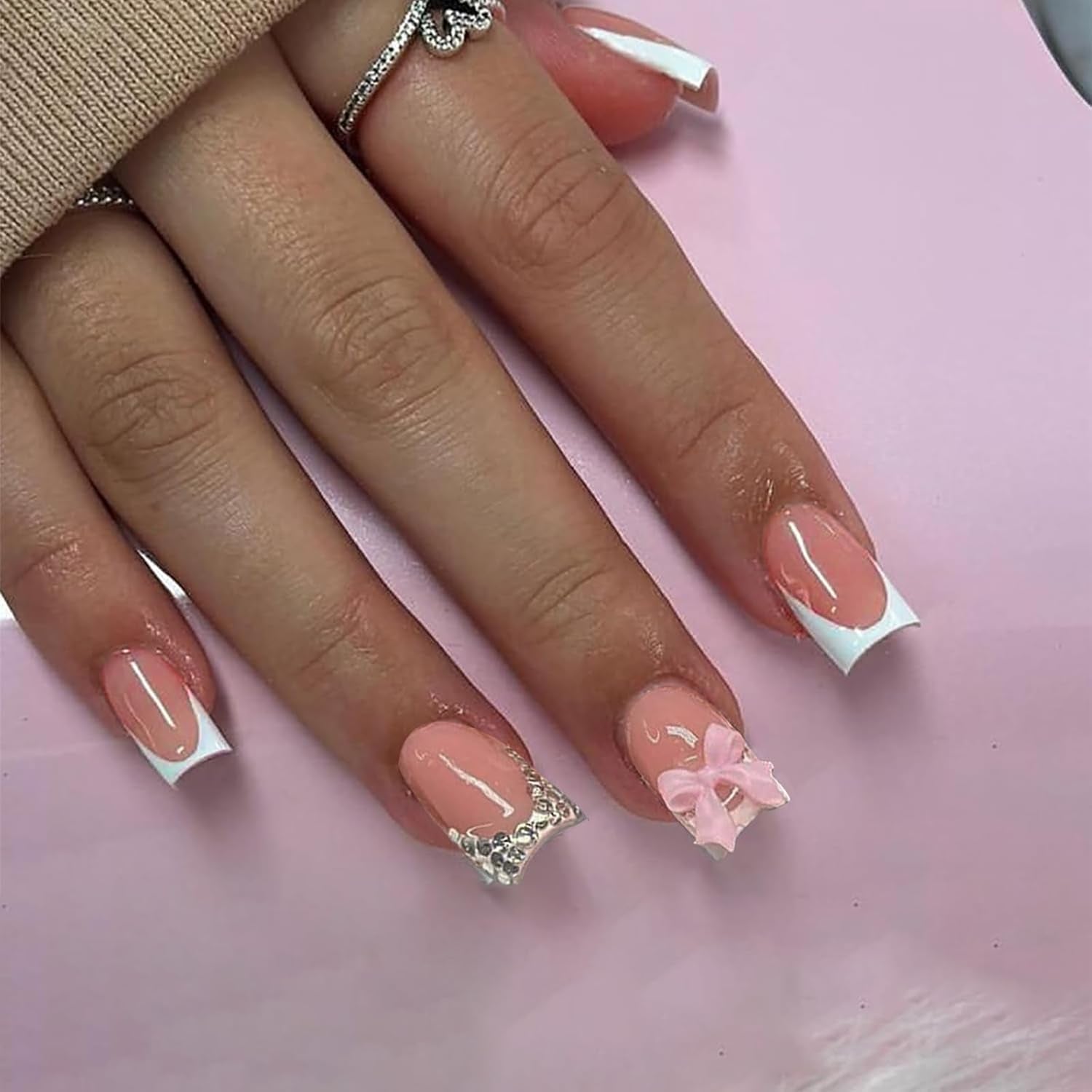 24 Stück rosa Diamant-Schleife, französische Maniküre-Tabletten, quadratische Nägel, Strass-Muster, nackte rosa künstliche Nägel, vollständige Abdeckung, Kleber, Maniküre