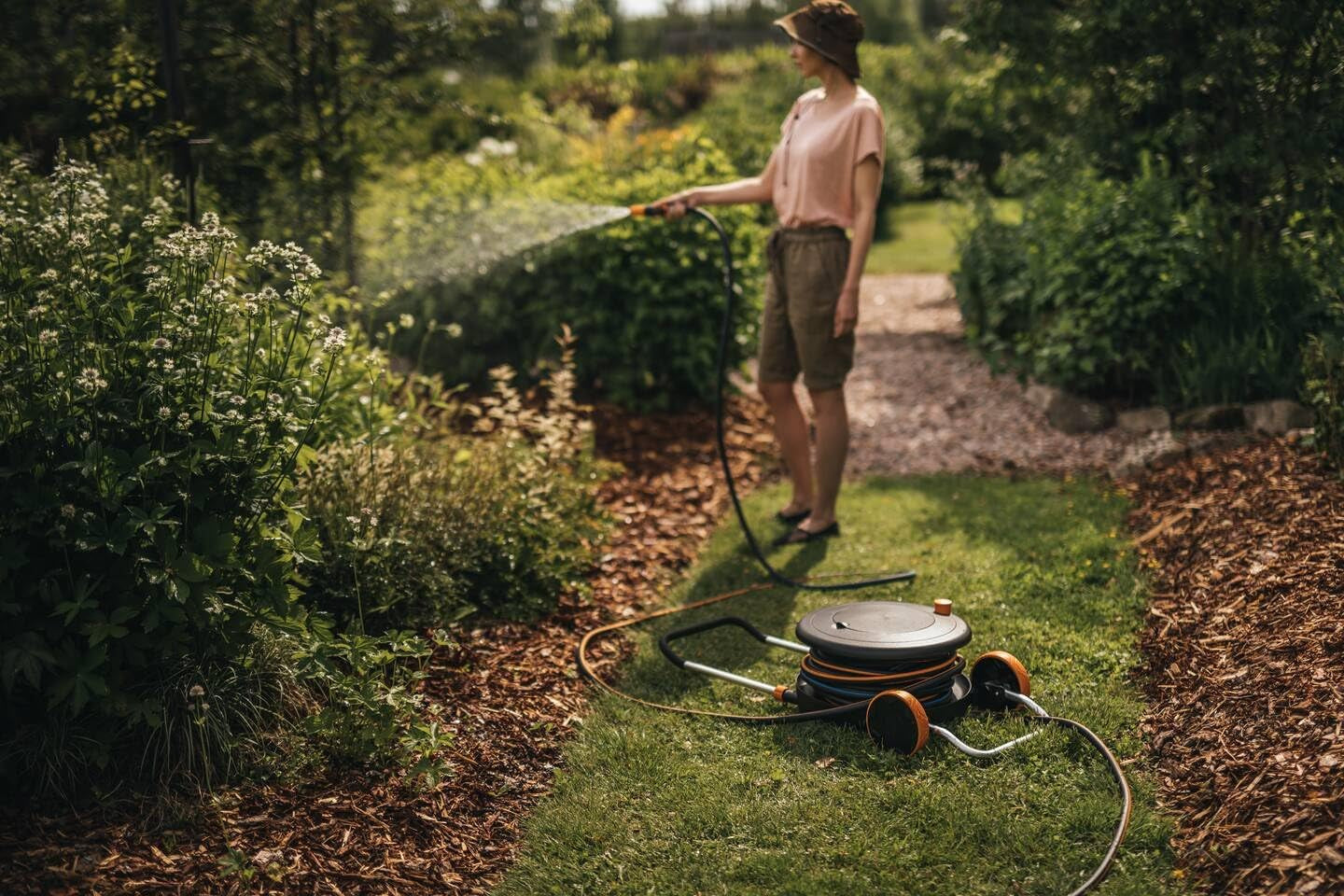 Fiskars Comfort L Wasserrad mit Rädern, All-Inclusive-Bewässerungsset, Gesamtreichweite 31,5 m, automatisches Aufwickeln, universeller Gartenschlauch (Ø 13 mm), universeller Wasserhahnanschluss, 1071670
