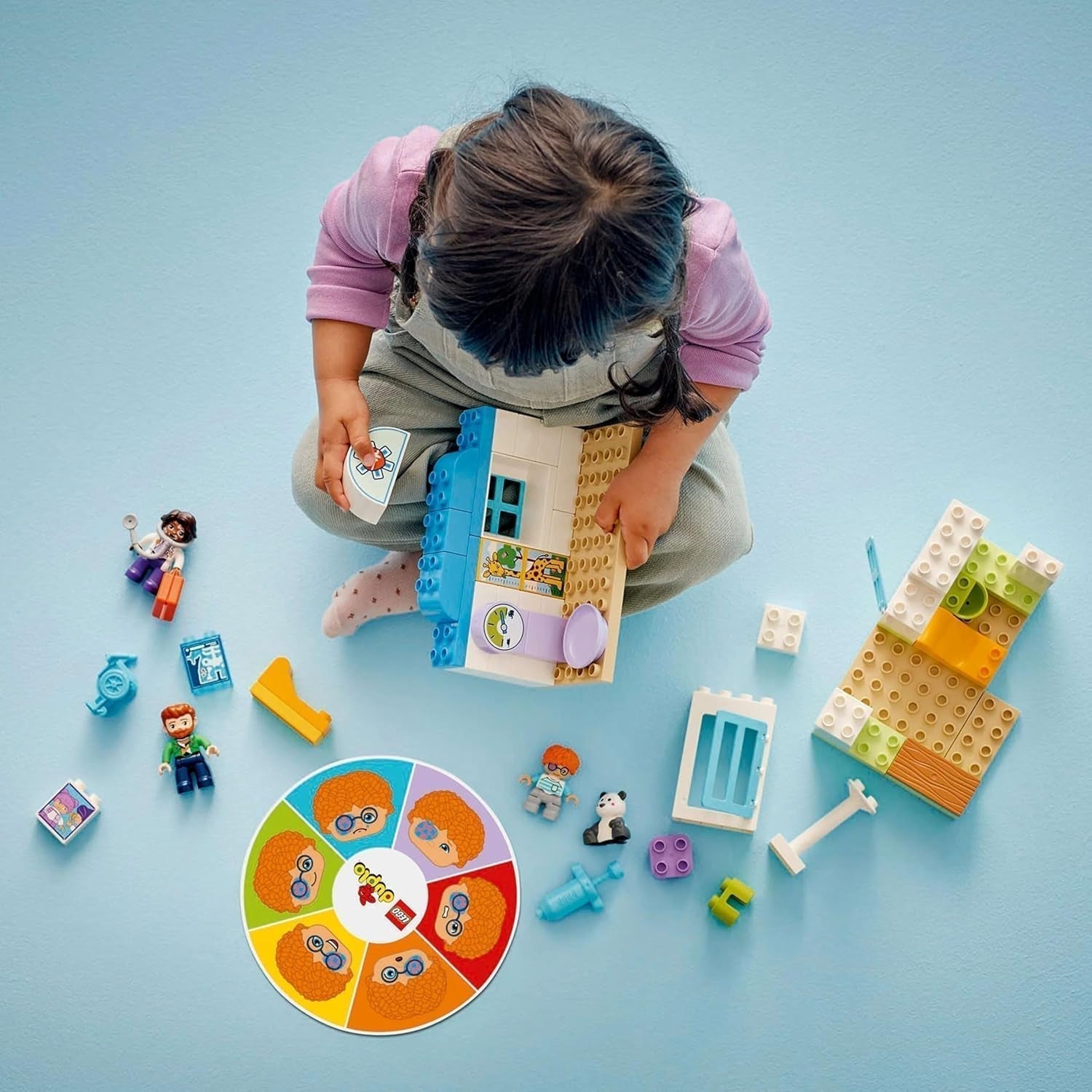 LEGO DUPLO Town Erster Arztbesuch, Bauspielzeug, Spielset zur Förderung der Feinmotorik, Geschenk für Kleinkinder ab 2 Jahren, Lernspielzeug, Krankenhaus-Rollenspiel 10449 Bausets Besuche den LEGO-Store