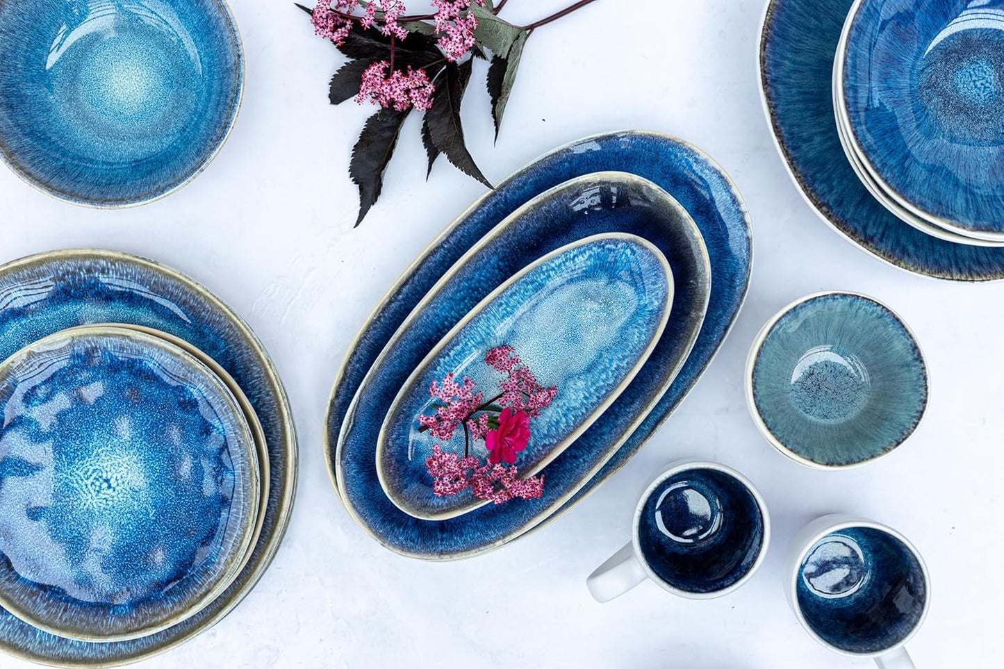 MÄSER 934092 Serie Frozen, Keramik-Geschirrset für 4 Personen, 16-teiliges Kombiservice mit organischen Formen, blau gebeiztes Service, Steinzeug, dunkelblau