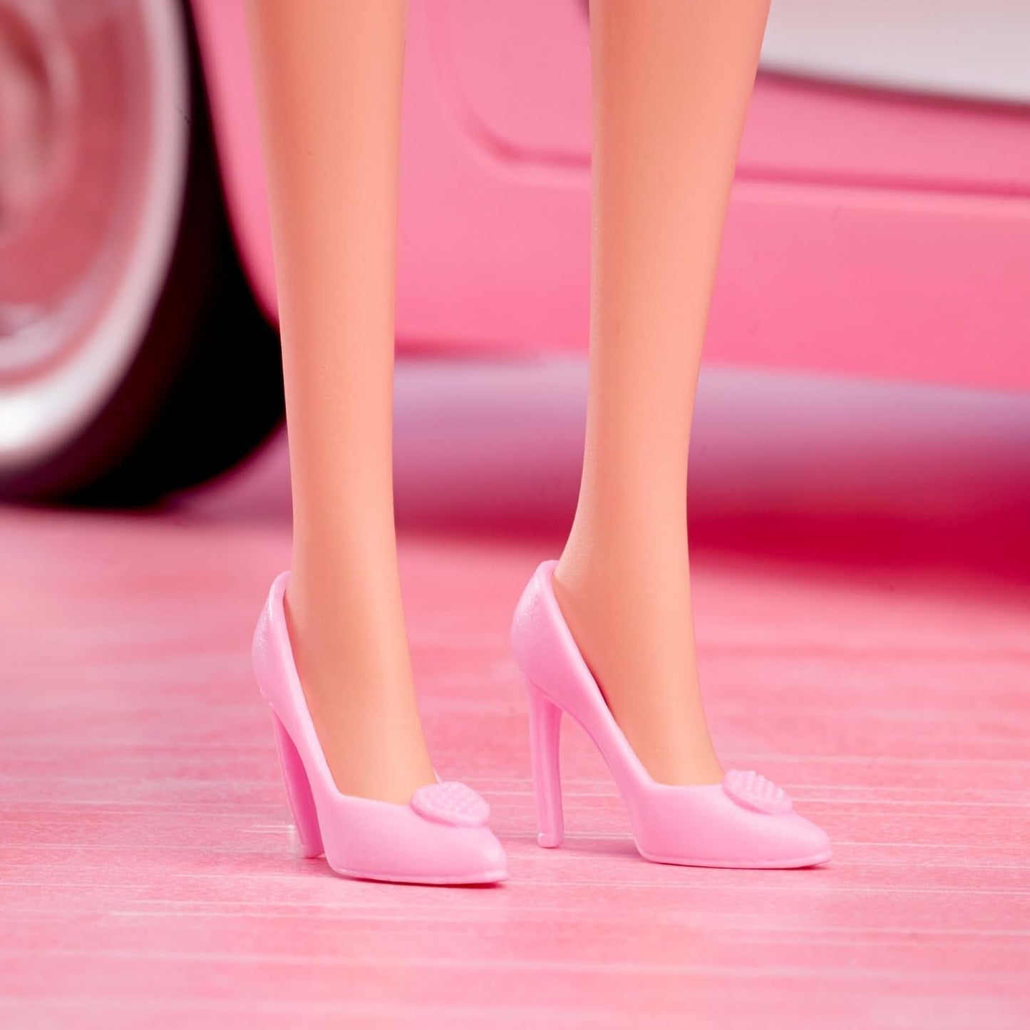Barbie Der Film basierend auf dem Film Margot Robbie als Barbie-Sammelfigur in rosa Bluse und Tüllrock mit stilisierter Frisur und passendem Schmuck JBJ53