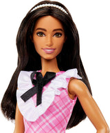 Barbie Fashionistas-Puppe mit schwarzem Haar und Perlenstirnband, trägt ein rosa kariertes Kleid mit schwarzer Schleife und Rüschenkragen, ab 3 Jahren HJT06