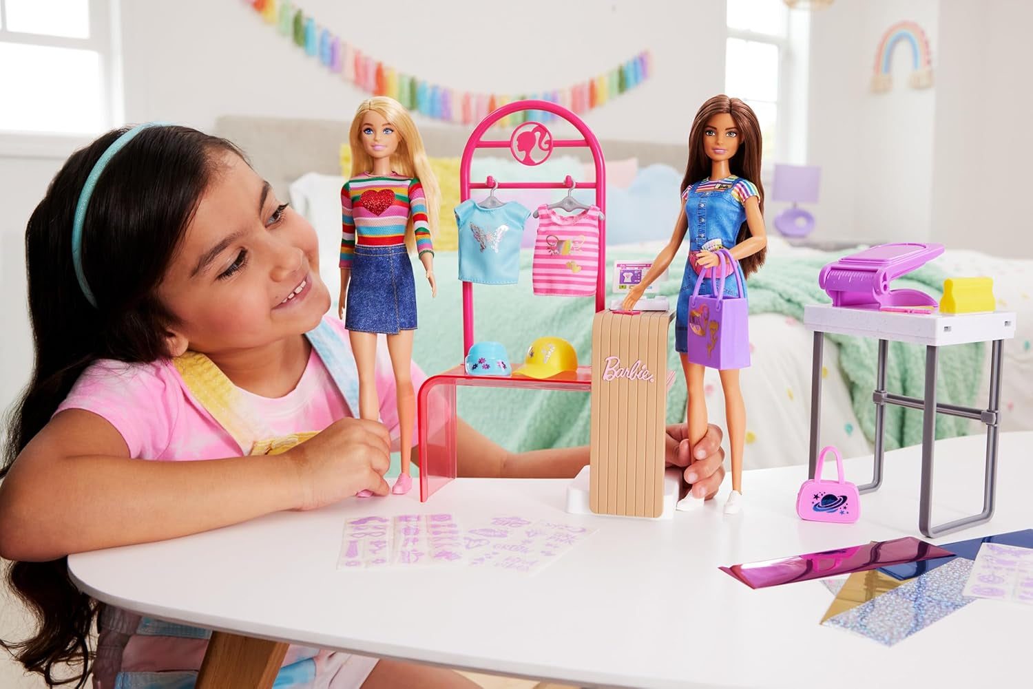 Barbie Fashion Boutique Spielset – Puppe mit Folienmuster, über 150 originelle Looks, inklusive 2 Blusen und 5 Folienlaken, Kleiderständer und Kreditkartenleser, ab 3 Jahren, HKT78