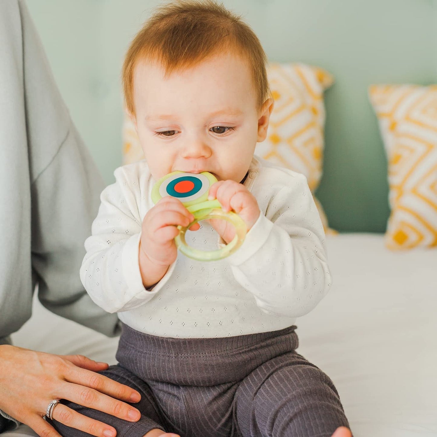 Suavinex Baby-Silikon-Beißring + 4 Monate, kühles, weiches und helles Schmetterlingsblau-Beißring
