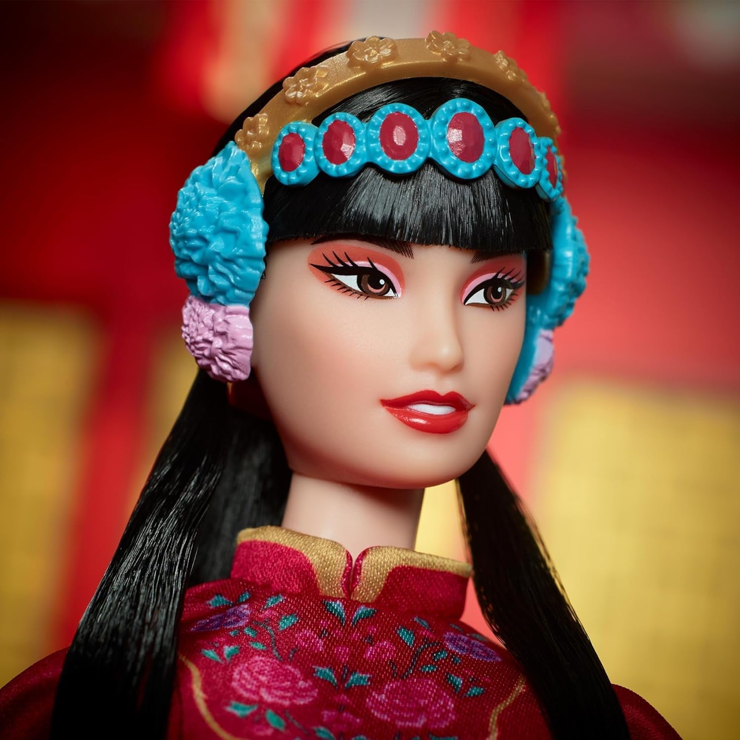 BARBIE Lunar New Year Barbie Puppe – Traditionelles Kleid in glücksbringendem Rot mit Pfingstrosenmuster, cyanblaue Schuhe mit pinken Troddeln, inspiriert von der Peking-Oper, HRM57