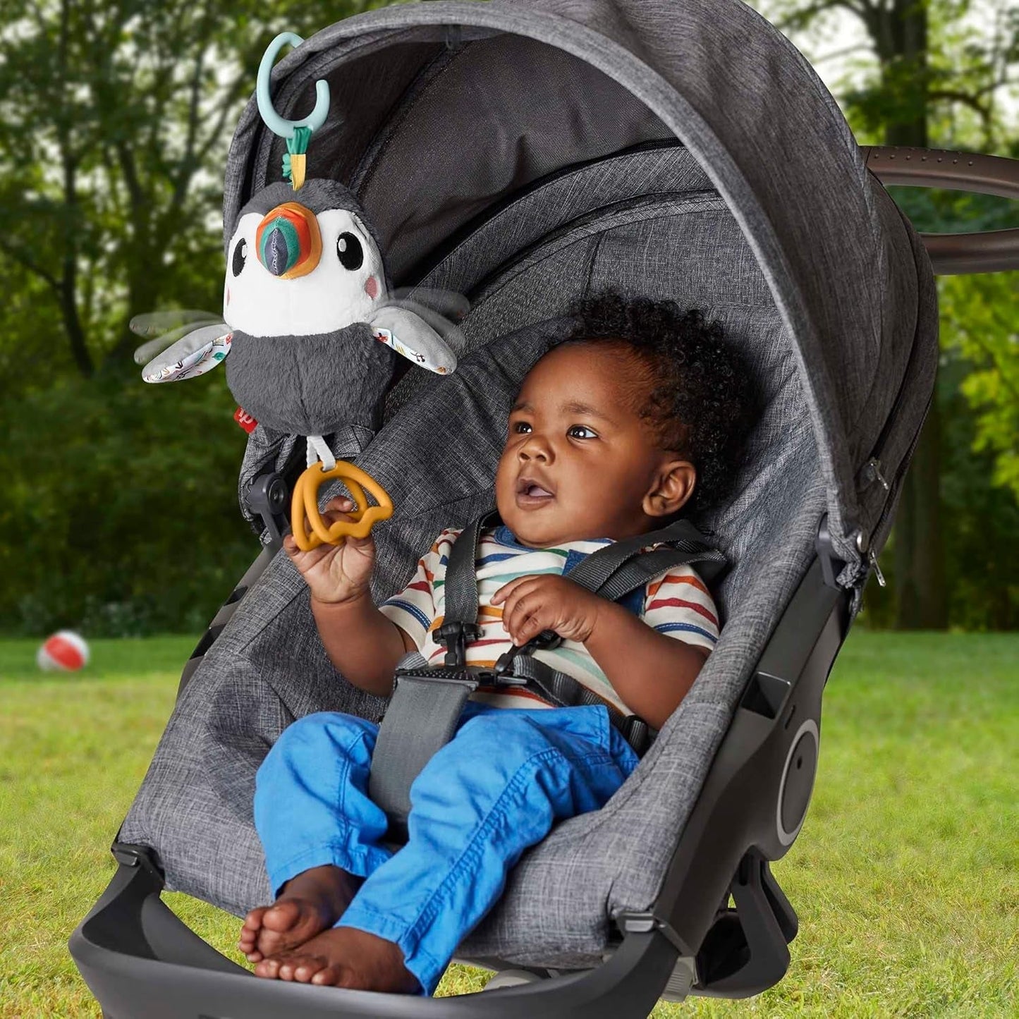FISHER-PRICE Flap & Go Toucan – Kinderwagen-Plüschspielzeug fördert Feinmotorik und sensorische Fähigkeiten für Neugeborene ab der Geburt HNX66 Babyspielzeug Naty Shop