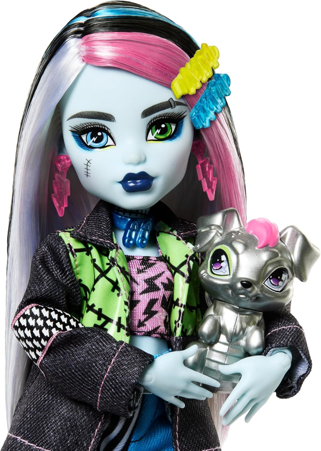 Die Monster High Frankie Stein-Puppe in Jeansjacke und Shorts enthält außerdem ihren Welpen Watzie und Accessoires wie einen Rucksack, einen Snack und ein Notizbuch, HXH73