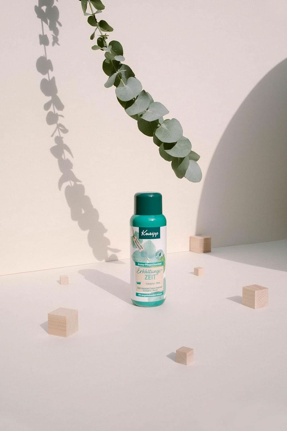 Kneipp Aromaschaumbad Kalte Jahreszeit, Badezusatz mit natürlichen ätherischen Ölen aus Eukalyptus und Minze, 400 ml Dusche und Bad Naty Shop