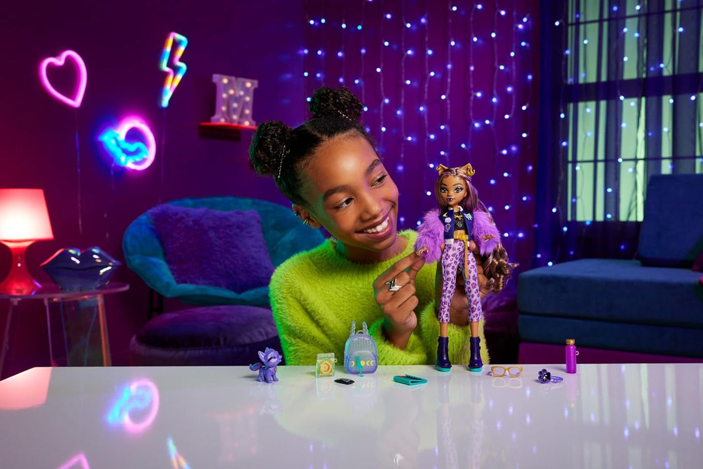 Monster High Clawdeen Wolf Puppe mit Welpen-Halbmond und Zubehör wie Schultasche, Kalender, Snacks und mehr, HRP65