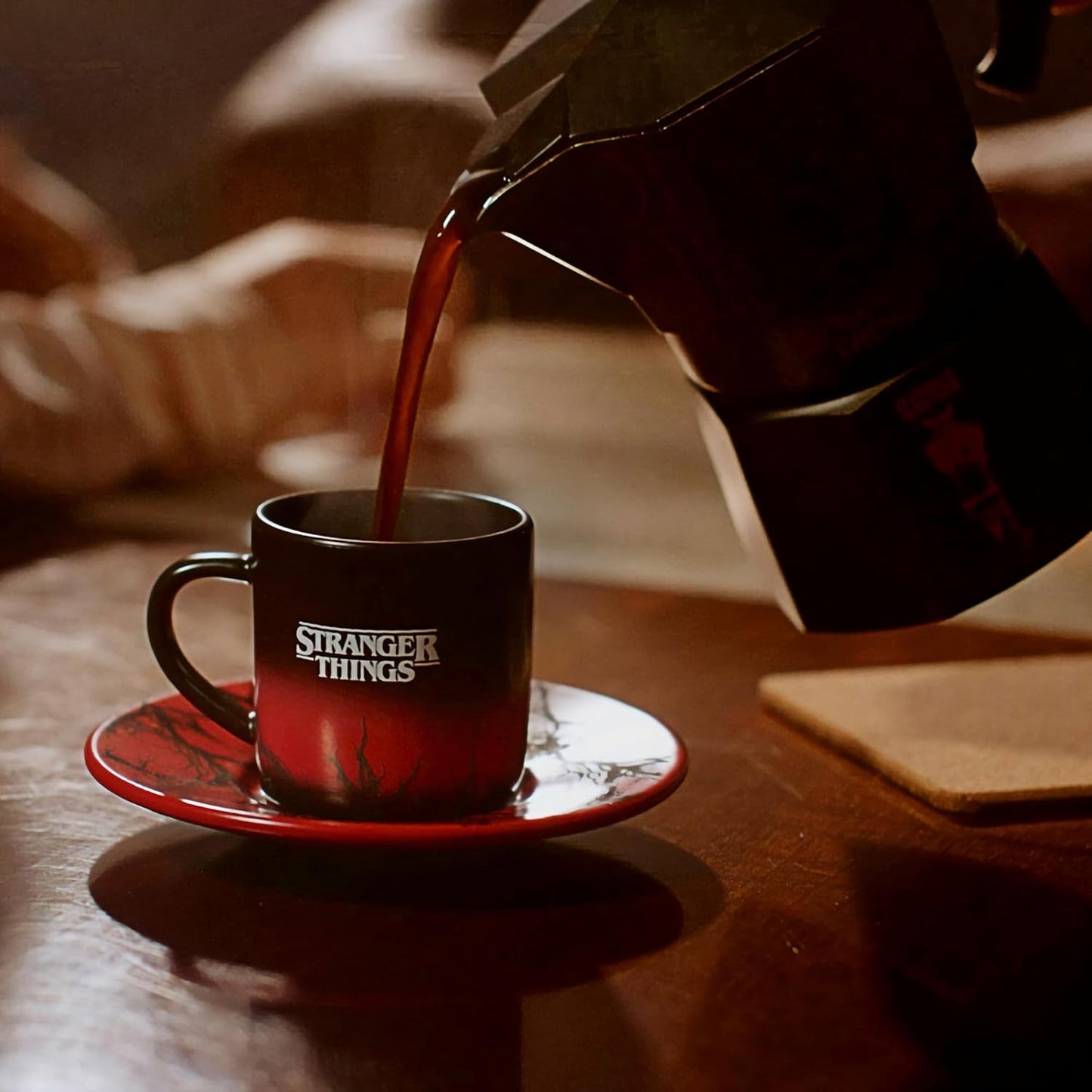 Bialetti Moka Express Stranger Things 3-Tassen-Kaffeemaschine, Musiktaste mit USB-C-Ladefunktion, Nicht für Induktionsherde geeignet, 3 Tassen (130 ml), Schwarz
