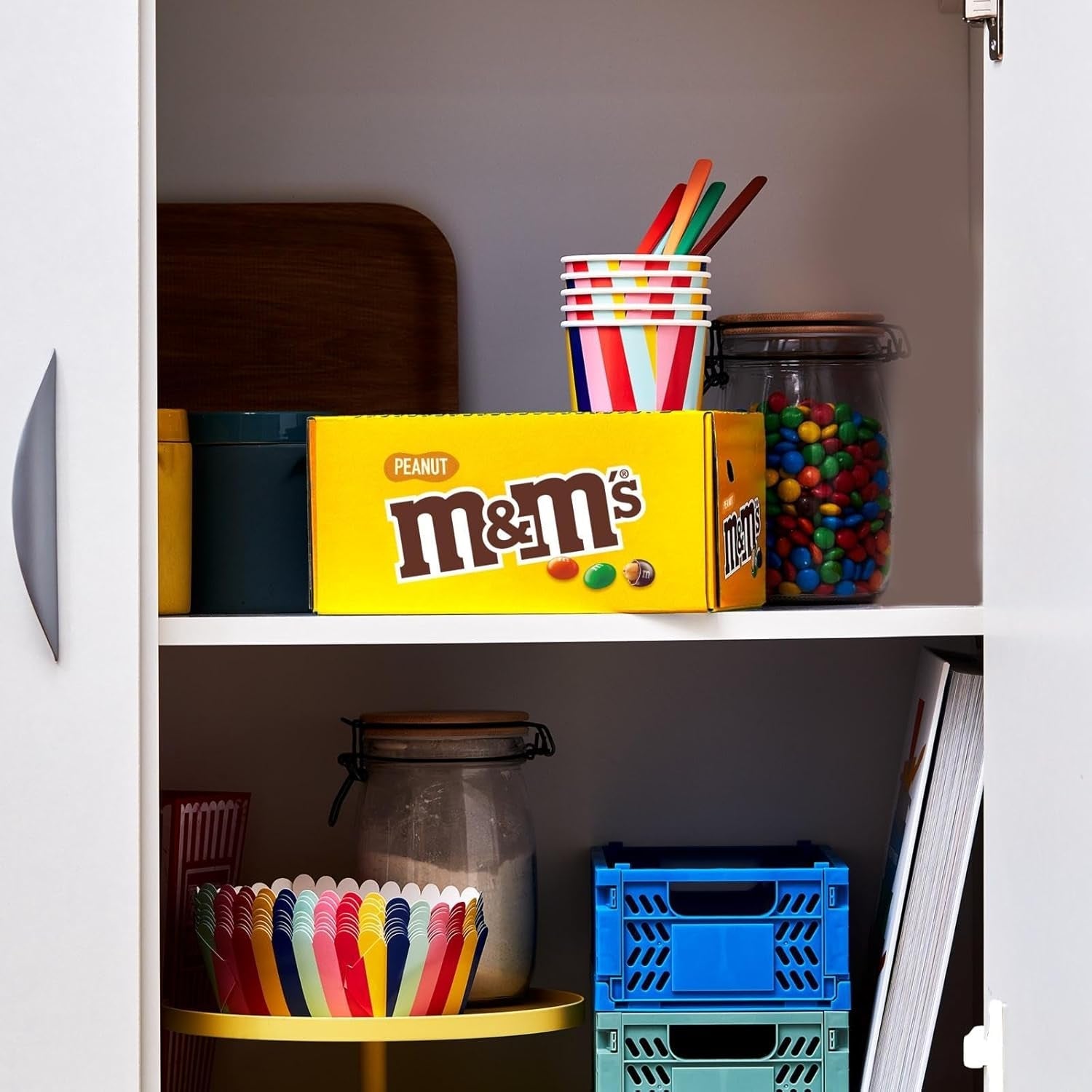 M&M's Erdnuss-Schokoladen-Großpackung, 24 x 45 g Schokoladen-Linsen mit Erdnussgeschmack, Schokoladengeschenk (1080 g), ideal als Leckerbissen zum Thema Fußball