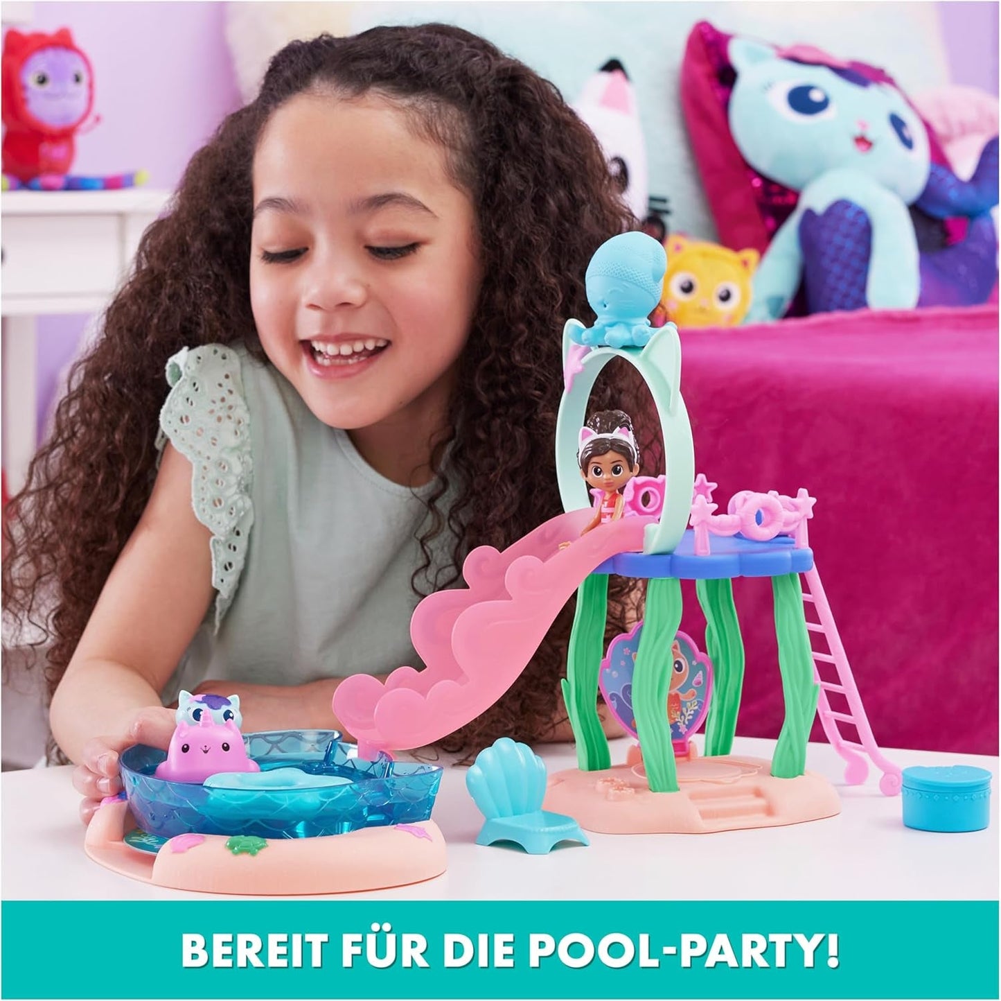 Gabby's Dollhouse, Purific Pool Party-Spielset mit Gabby- und Erdmännchen-Figuren und Deluxe-Zimmer, Cakey Baking, Cakey Kitchen