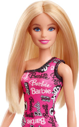 Modische Barbie-Puppe mit glattem blonden Haar in einem rosa abnehmbaren One-Shoulder-Kleid und Schuhen mit aufgedrucktem Logo, HRH07