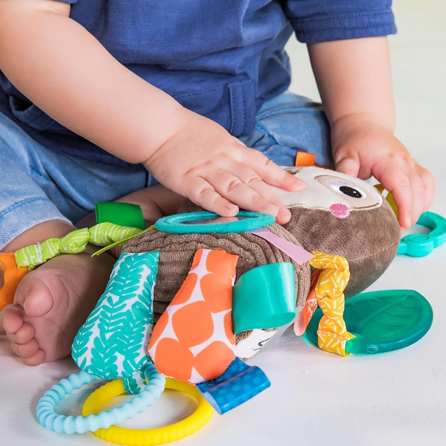Bright Starts Kinderwagen-Spielzeugfaultier – mit Rassel, Spiegel und Taggie-Loops Babyspielzeug Naty Shop
