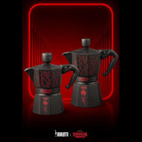 Bialetti Moka Express Stranger Things 6-Tassen-Kaffeemaschine, Musiktaste mit USB-C-Ladefunktion, nicht für Induktionsherde geeignet, 6 Tassen (270 ml), Schwarz