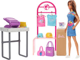 Barbie Fashion Boutique Spielset – Puppe mit Folienmuster, über 150 originelle Looks, inklusive 2 Blusen und 5 Folienlaken, Kleiderständer und Kreditkartenleser, ab 3 Jahren, HKT78