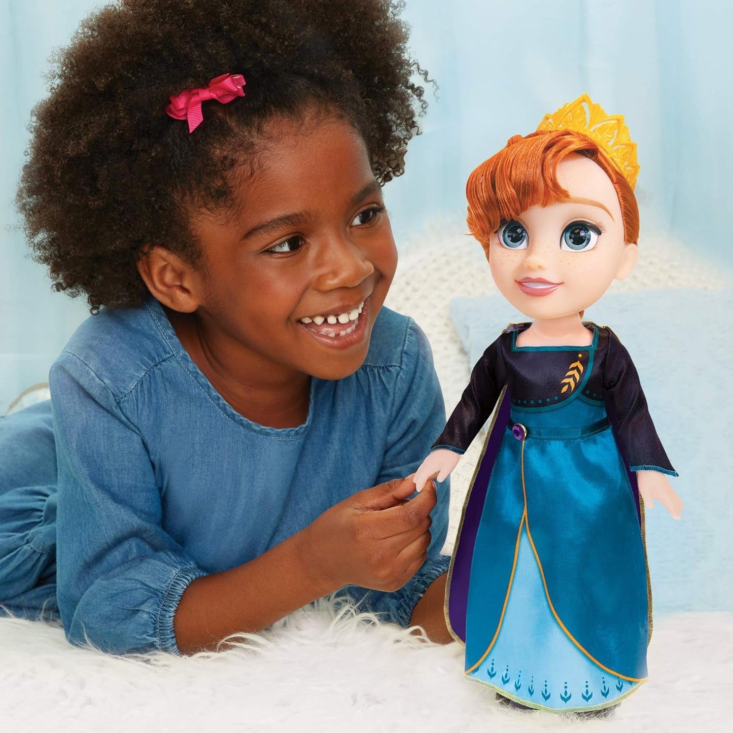 Disney Frozen 2 Anna Doll – eine 35 cm große bewegliche Puppe in einem ikonischen Modekleid mit dem Arendelle-Wappen und einer Tiara für zusätzlichen Spaß, für Mädchen ab 3 Jahren
