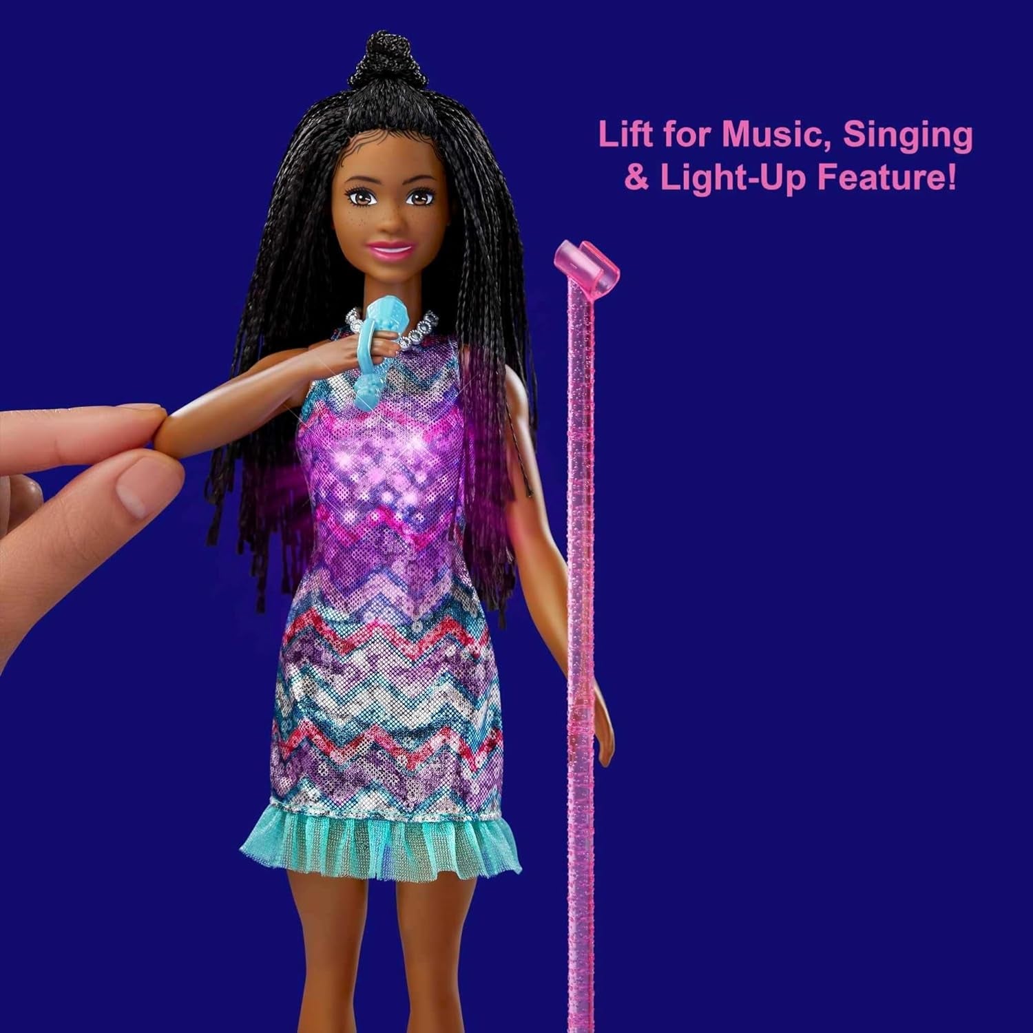 Barbie GYJ22 – Bühne frei für große Träume Brooklyn Puppe (ca. 30 cm, braune Haare) mit Melodien aus dem Film, Lichtern, Mikrofon und Accessoires, Geschenk für Kinder ab 3 Jahren