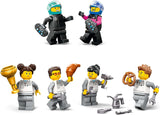 LEGO City F1-Garage mit Mercedes-AMG- und Alpine-Rennwagen – Formel-1-Rennwagen mit 2 Fahrern und 4 mechanischen Minifiguren – Geschenk für Jungen und Mädchen ab 7 Jahren und Fans 60444 Besuche den LEGO-Store Bausets
