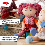 HABA Lily Lou Puppe – Weiche Stoffpuppe ab 18 Monaten – 30 cm mit Kleidung und Haaren – Idealer Spielgefährte für kleine Kinder – 1302842001