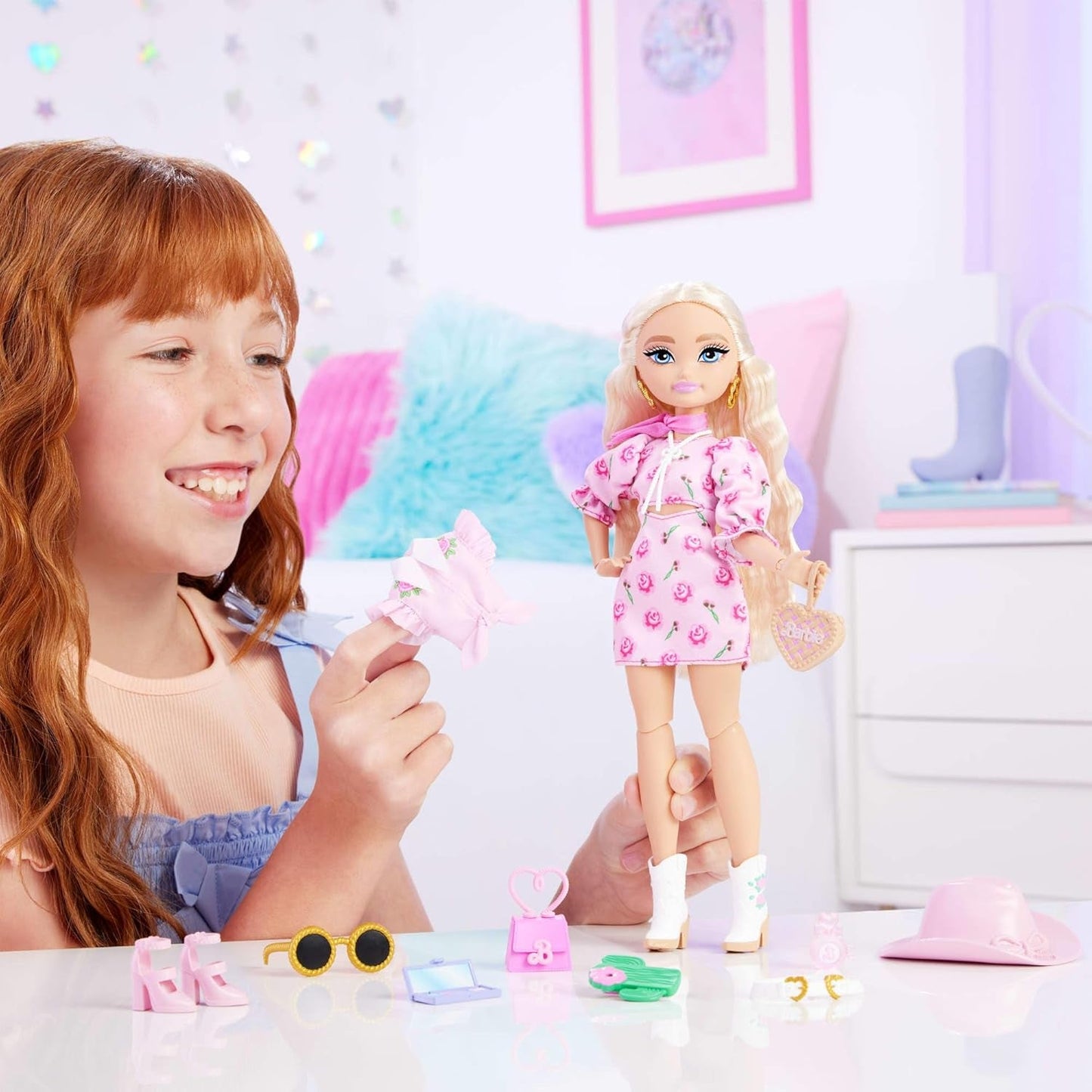 Barbie Dream Besties Festival-Looks-Set, mit Barbie Malibu-Puppe mit langen blonden Haaren zum Stylen und über 10 abnehmbaren Kleidungsstücken und Accessoires, JGH87
