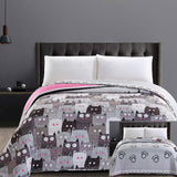 Decoking 32350 Tagesdecke 220 x 240 cm, doppelseitige Mikrofaser-Tagesdecke, pflegeleicht, Beige, Hellbraun, Kakaobraun, Grau, Stahl, Anthrazit, Graphit, Schwarz, Weiß, Rosa, Katzen, Invasion der Katzen, Betten und Decken, Beuche den DecoKing-Store, 220 x 240 cm